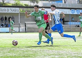 Orodea conduce el balón ante la presón de un jugador del Izarra.