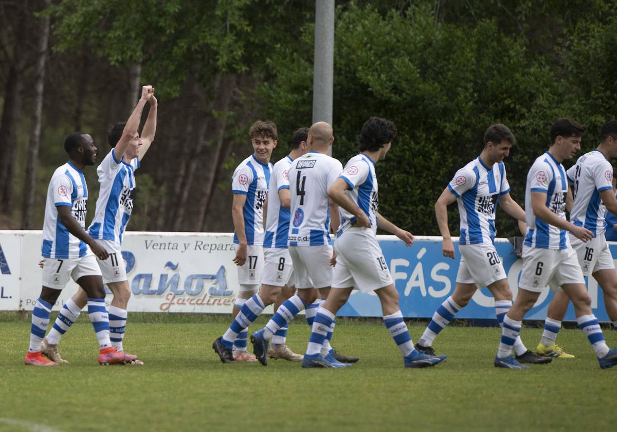 Villos celebra el segundo gol del partido contra el Valle de Egüés en La Salera.