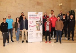 Foto de familia junto a los presidentes de varias federaciones deportivas de La Rioja tras la presentación del programa de verano de Logroño Deporte en el Ayuntamiento.