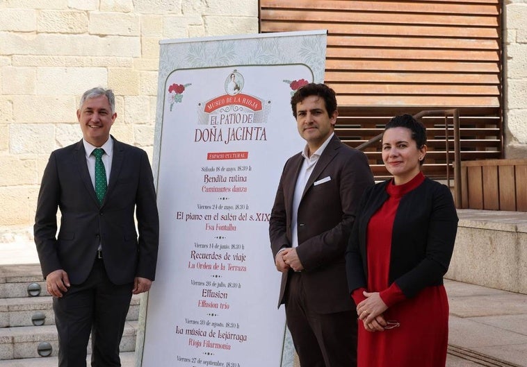 José Luis Pérez Pastor, Roberto Iturriaga y Rocío Coletes, durante la presentación de 'El patio de doña Jacinta'.