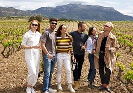 Castaño, Lamuño, Garmendia, Francino, García y Comas, en un viñedo.