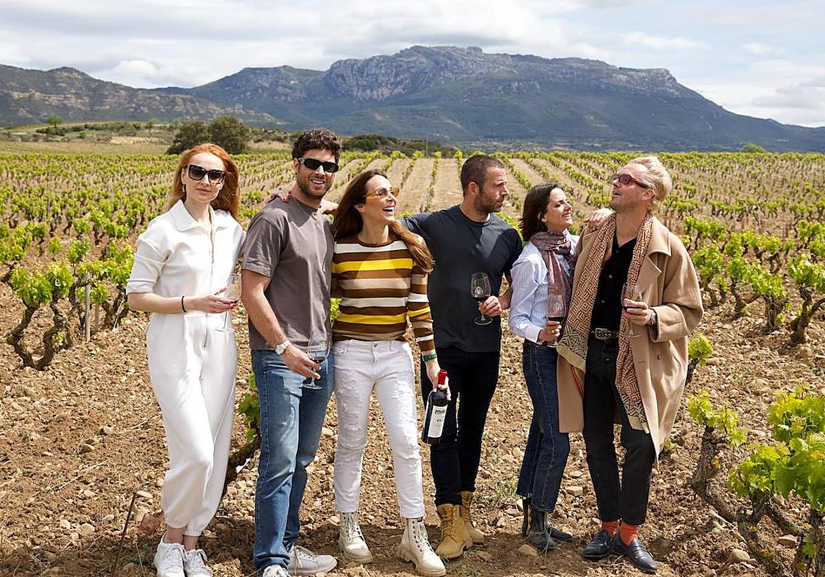 Castaño, Lamuño, Garmendia, Francino, García y Comas, en un viñedo.