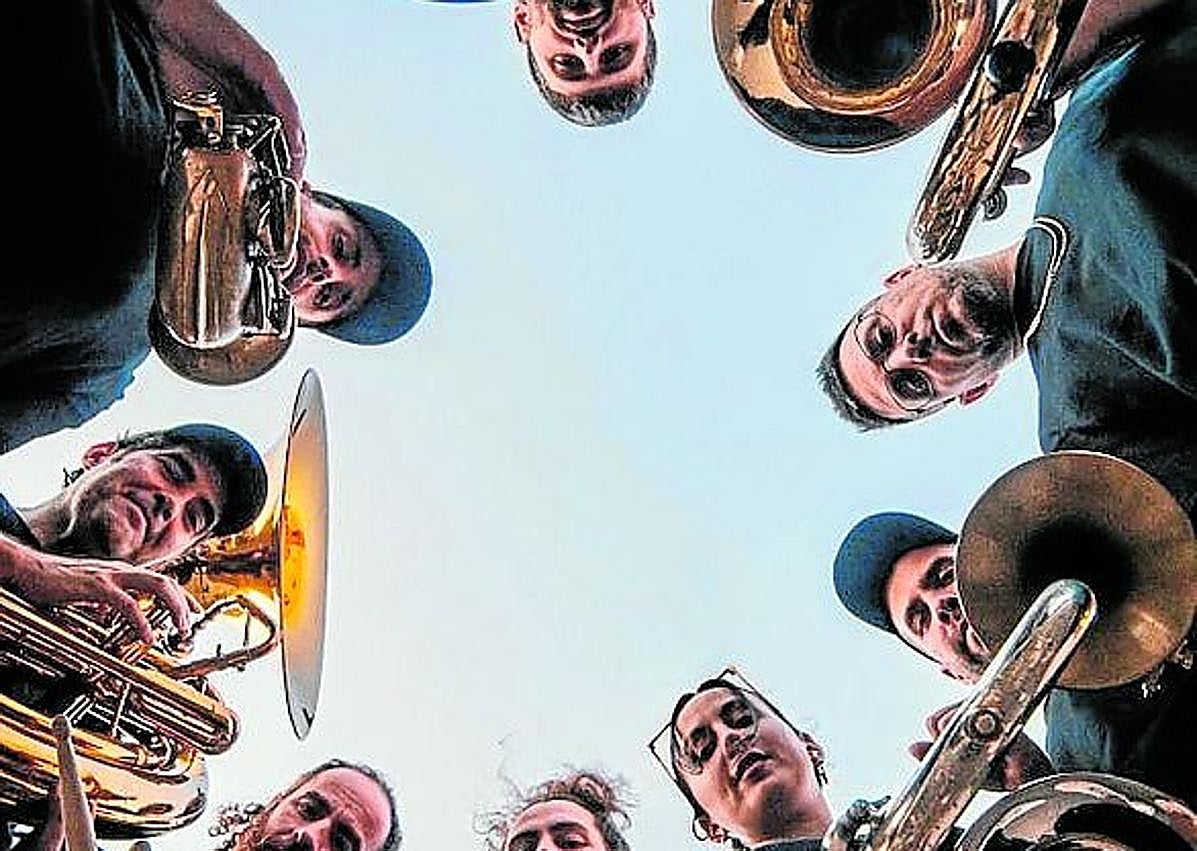 Imagen secundaria 1 - Arriba, Los Saxos del Averno, liderados por el logroñés Dani Niño (segundo por la izquierda). Abajo, Hipo Horn Brass Collective y Balkan Paradise Orchestra. 