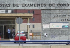 Aspirantes a conductor y vehículos de autoescuela, a las puertas de las pistas de Tráfico de Logroño, en el barrio de Cascajos