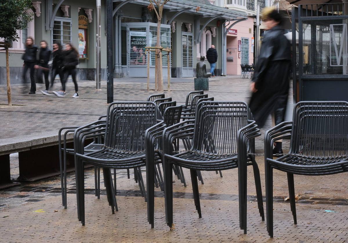 Sillas y peatones en la calle Bretón de los Herreros.