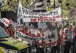 Concentración, el pasado abril, de los trabajadores de La Rioja Cuida.