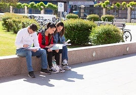 Tres aspirantes a Policía Local revisan la documentación, esta mañana en La Bene