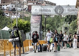 Jóvenes, cargados con maletas, mochilas y bolsas, accediendo al recinto de la acampada del festival Holika el pasado año.