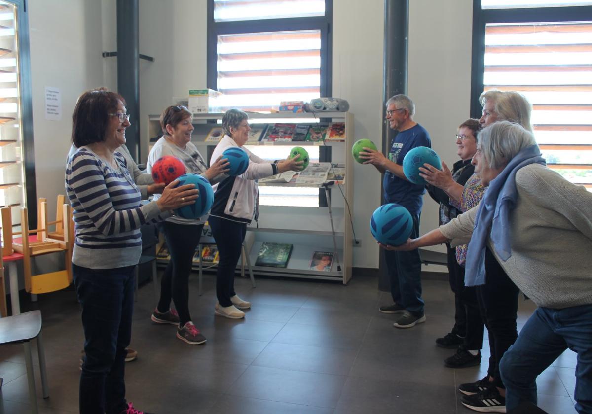 Los participantes cigüeñeros disfrutan de una de sus dos sesiones semanales de gimnasia.