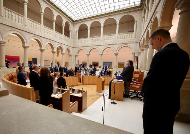 El Pleno del Parlamento ha guardado un respetuoso minuto de silencio en memoria de Raúl Miguel Sanz Jiménez