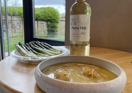 Los espárragos (en crema y salteados) acompañan a las cigalas.