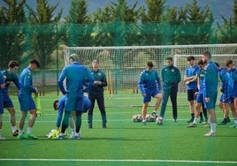 Aitor Larrazabal estudia su libreta de anotaciones en un entrenamiento de la SDL.