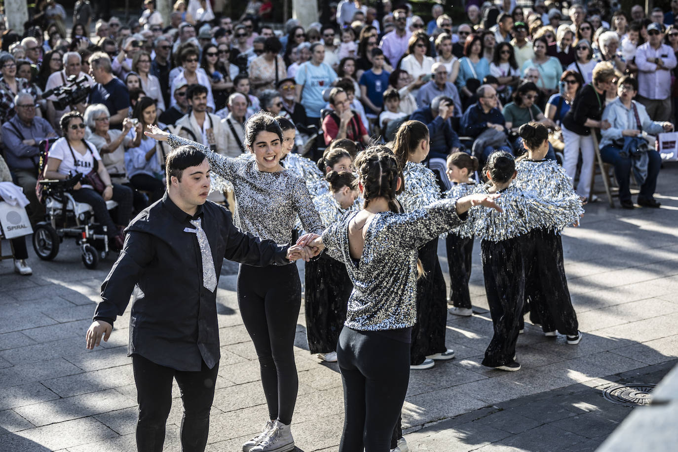 Serenata de Pablo Sainz Villegas por las calles de Logroño