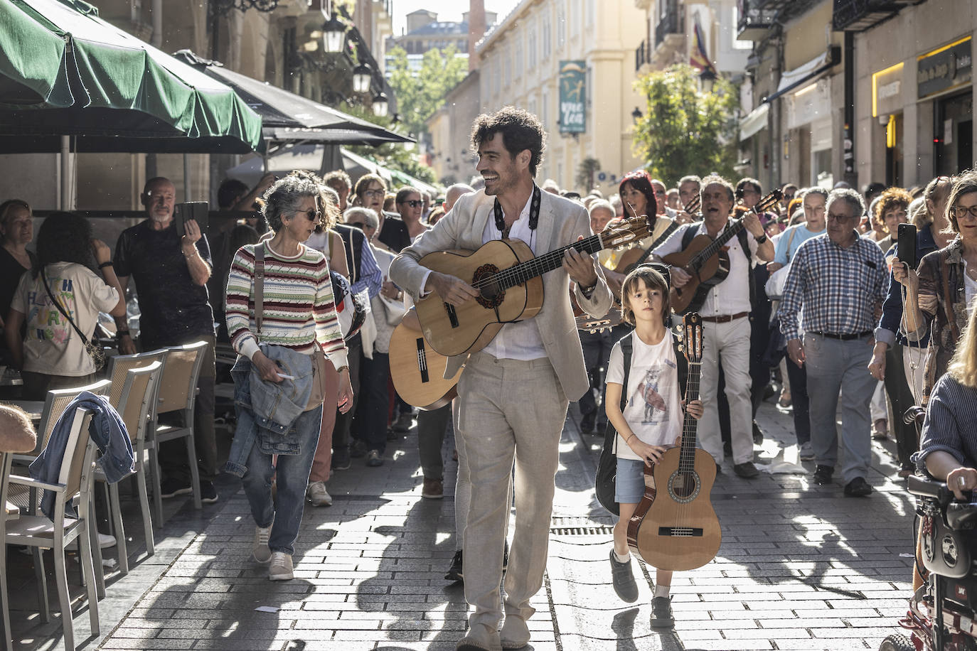 Serenata de Pablo Sainz Villegas por las calles de Logroño