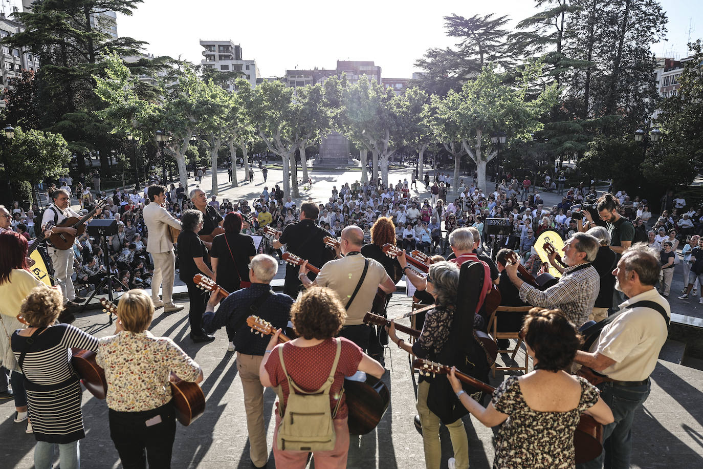 Serenata de Pablo Sainz Villegas por las calles de Logroño