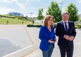 La delegada del Gobierno, Beatriz Arraiz, y el secretario de Estado de Transportes, José Antonio Santano, en el parque Felipe VI surgido del soterramiento del tren en Logroño.