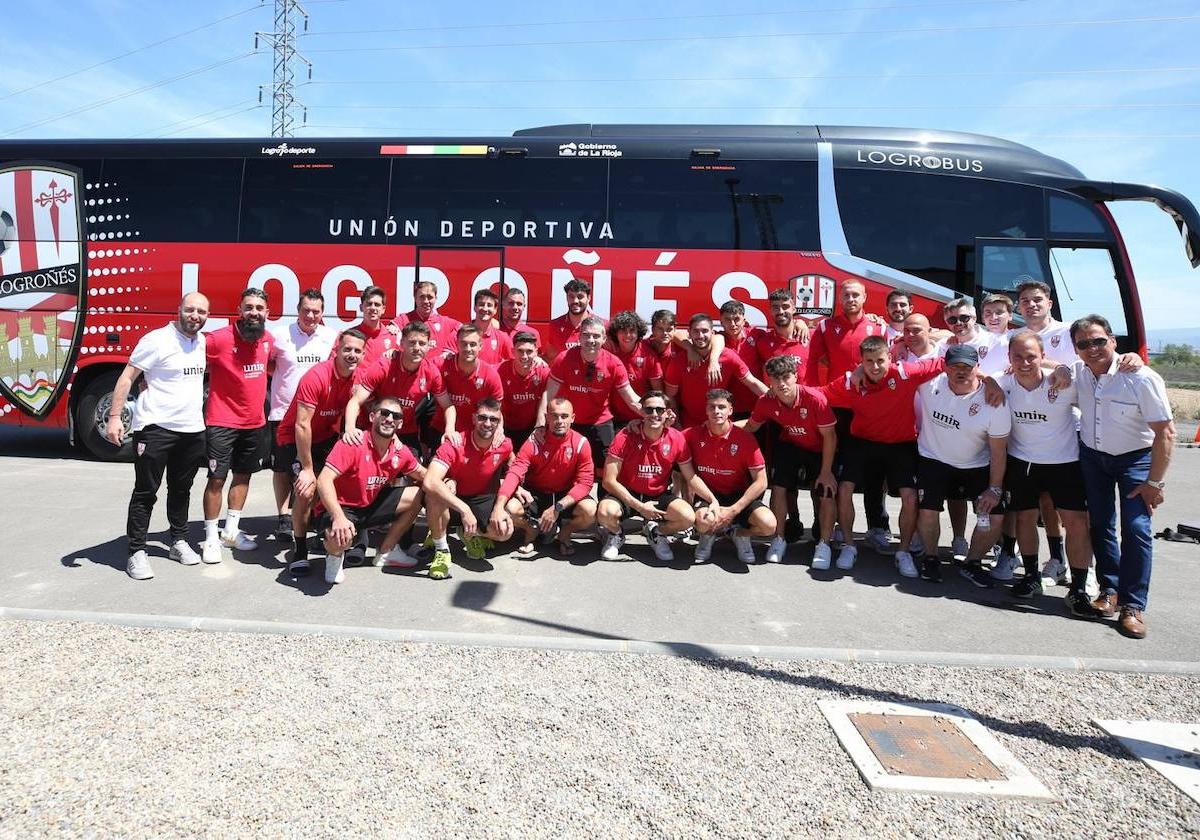 Toda la plantilla de la UD Logroñés se sube al autobús del ascenso