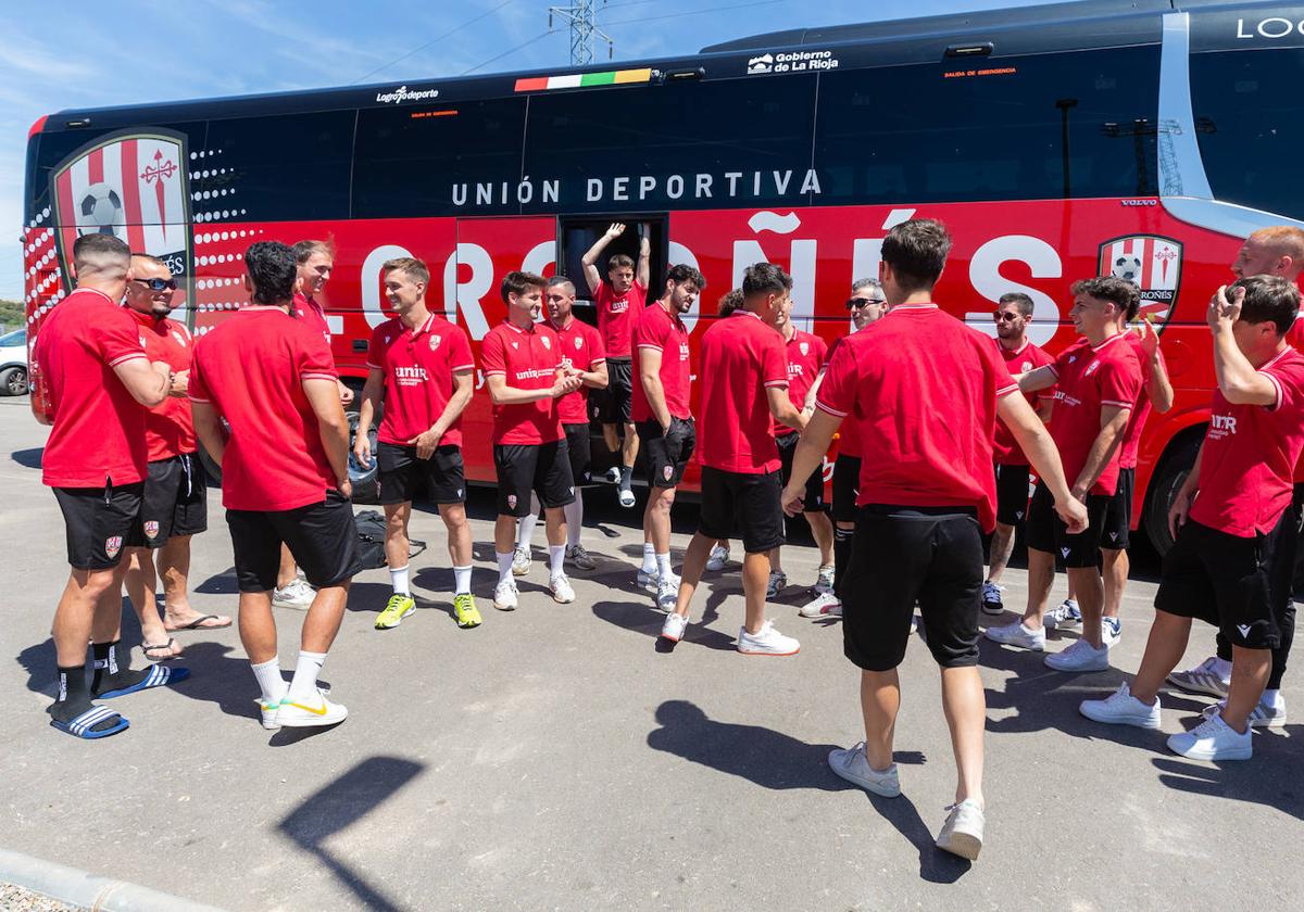 Los jugadores de la UD Logroñés esperan para subirse al autobus que les llevó hasta Guijuelo.