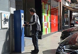 Un usuario de la 'zona azul' sacando un ticket en la avenida del Pilar, que va a contar con plazas para residentes.