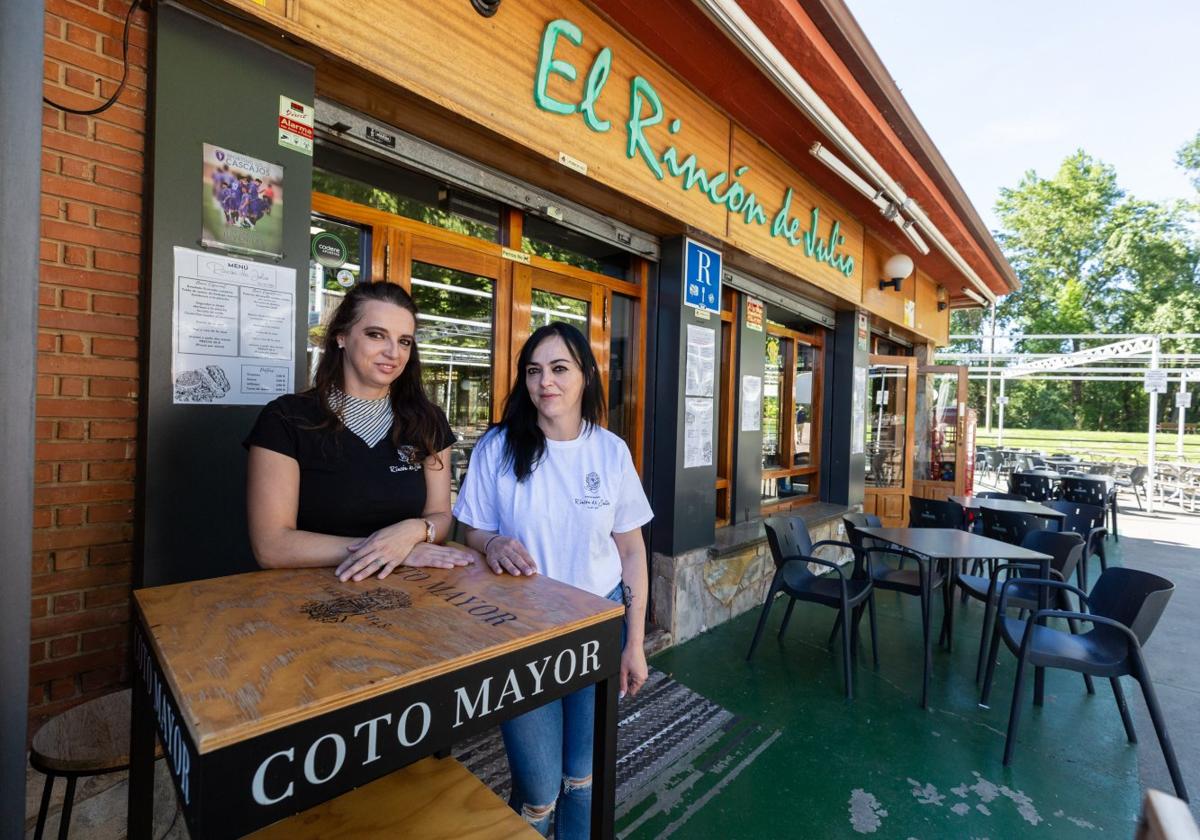 Mónica y Diana, en la puerta del restaurante.