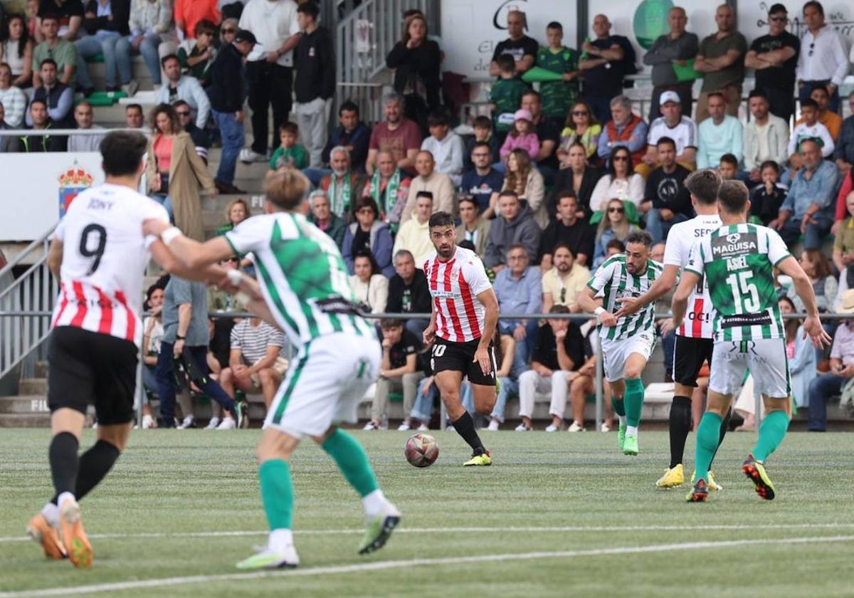 Miki Codina avanza con el balón en una acción en la primera mitad.