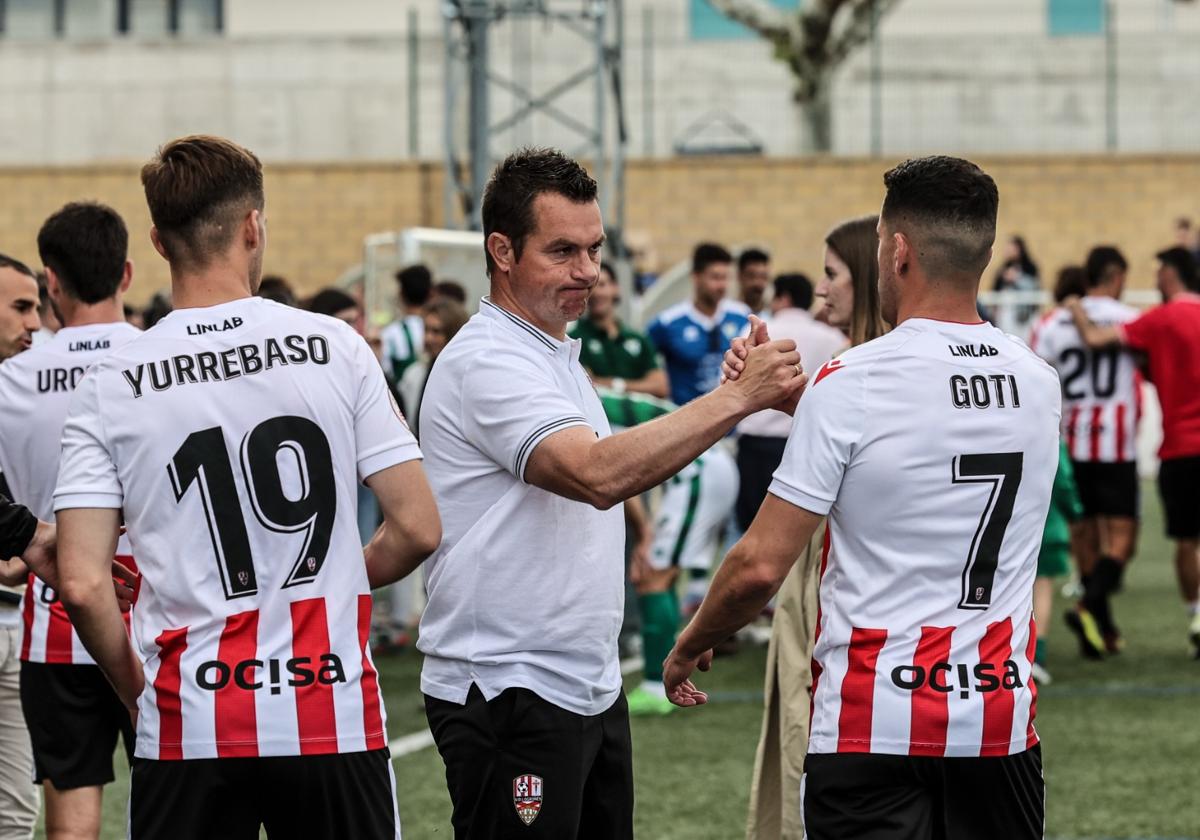 Diego Martínez saluda a Goti al final del partido.