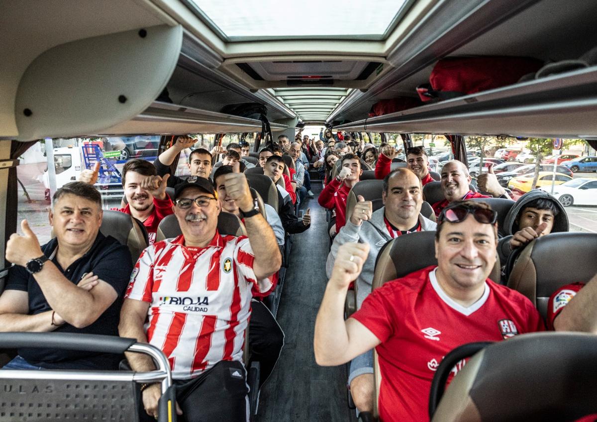 Imagen secundaria 1 - Un autobús en blanco y rojo cargado de ilusión