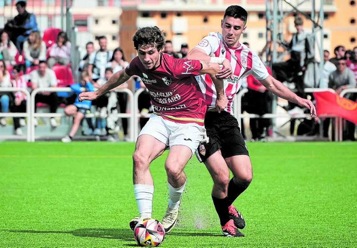 Pugna por el esférico entre la UDL B y el Alfaro durante el partido de la segunda vuelta en Valdegastea.