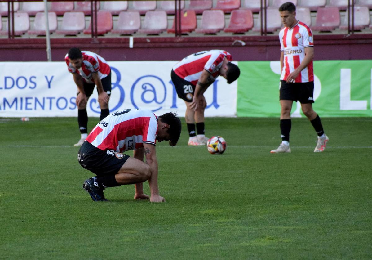 Los jugadores de la SDL se muestran abatidos tras empatar con el Osasuna B.