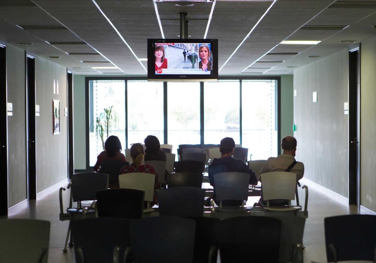 Pacientes a la espera de ser llamadas a la consulta del especialista, en el Carpa, en una imagen de archivo.