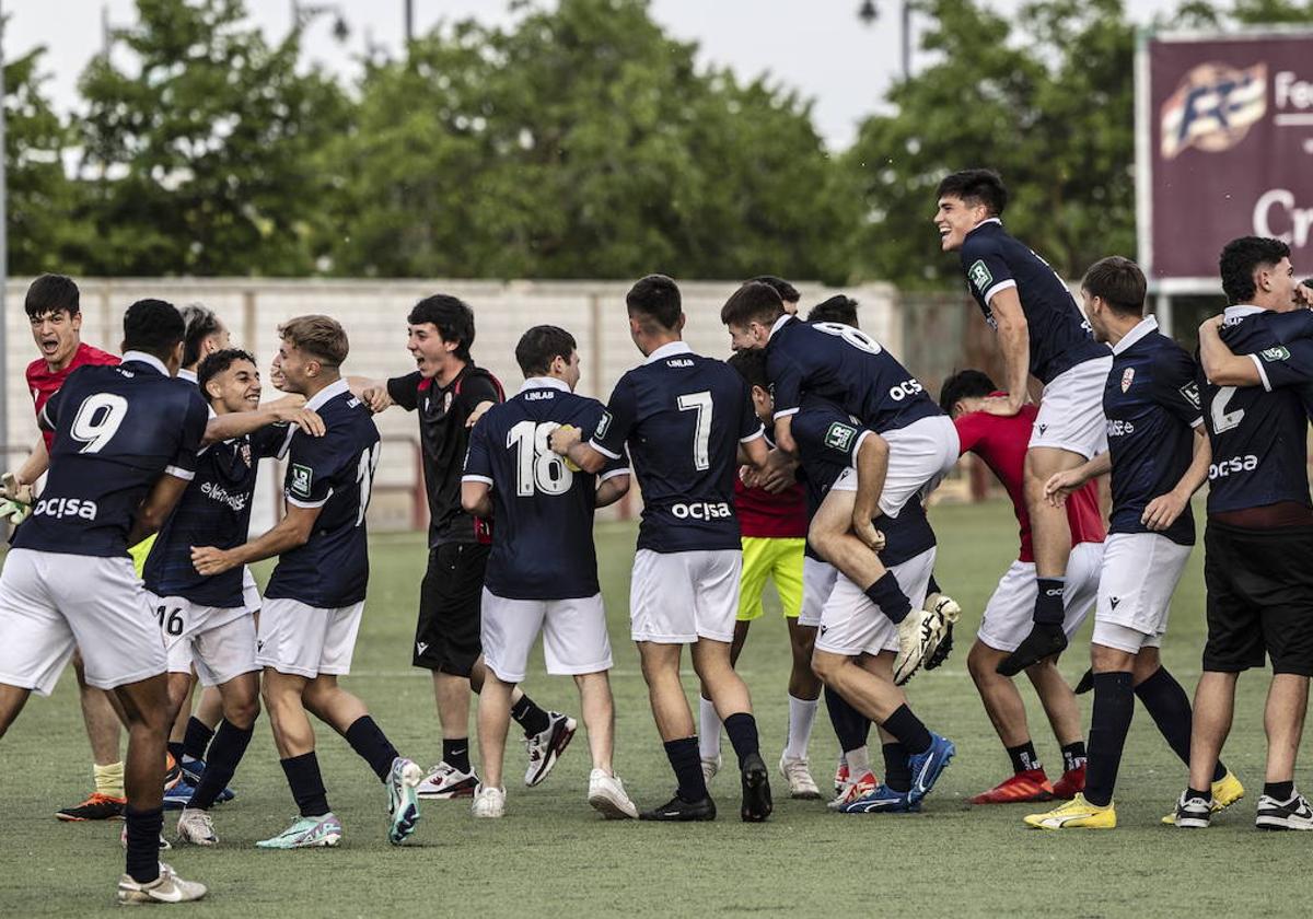 Los jugadores de la UD Logroñés B celebrando su victoria y el ascenso a Segunda Federación.