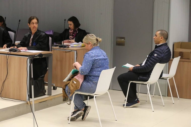 Los acusados, antes de comenzar la primera sesión del juicio por el asesinato del profesor Pedro José Sáez.