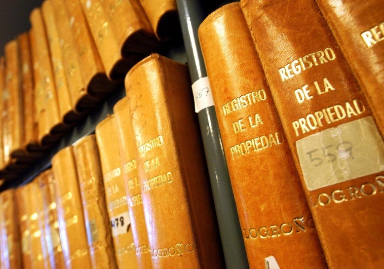 Tomos antiguos en el Registro de la Propiedad.