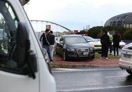 Un coche termina atascado sobre la rotonda del Centro Comercial Berceo