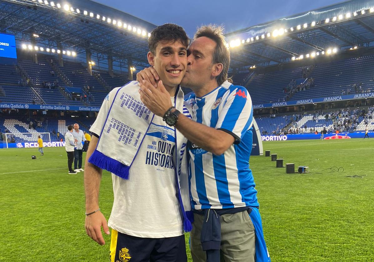 Martín Ochoa recibe el beso de su padre sobre el césped de Riazor.