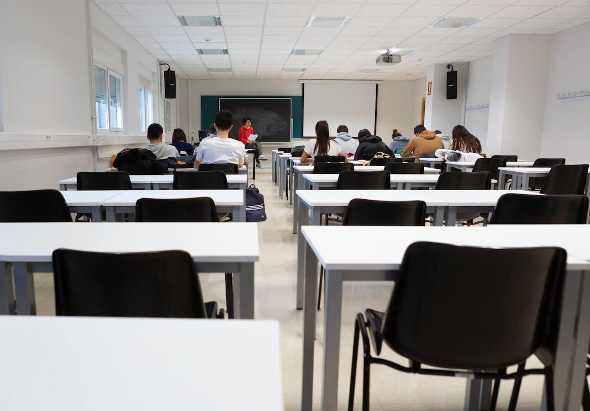 Una profesora imparte una clase a un reducido grupo de alumnos, en una imagen de archivo.