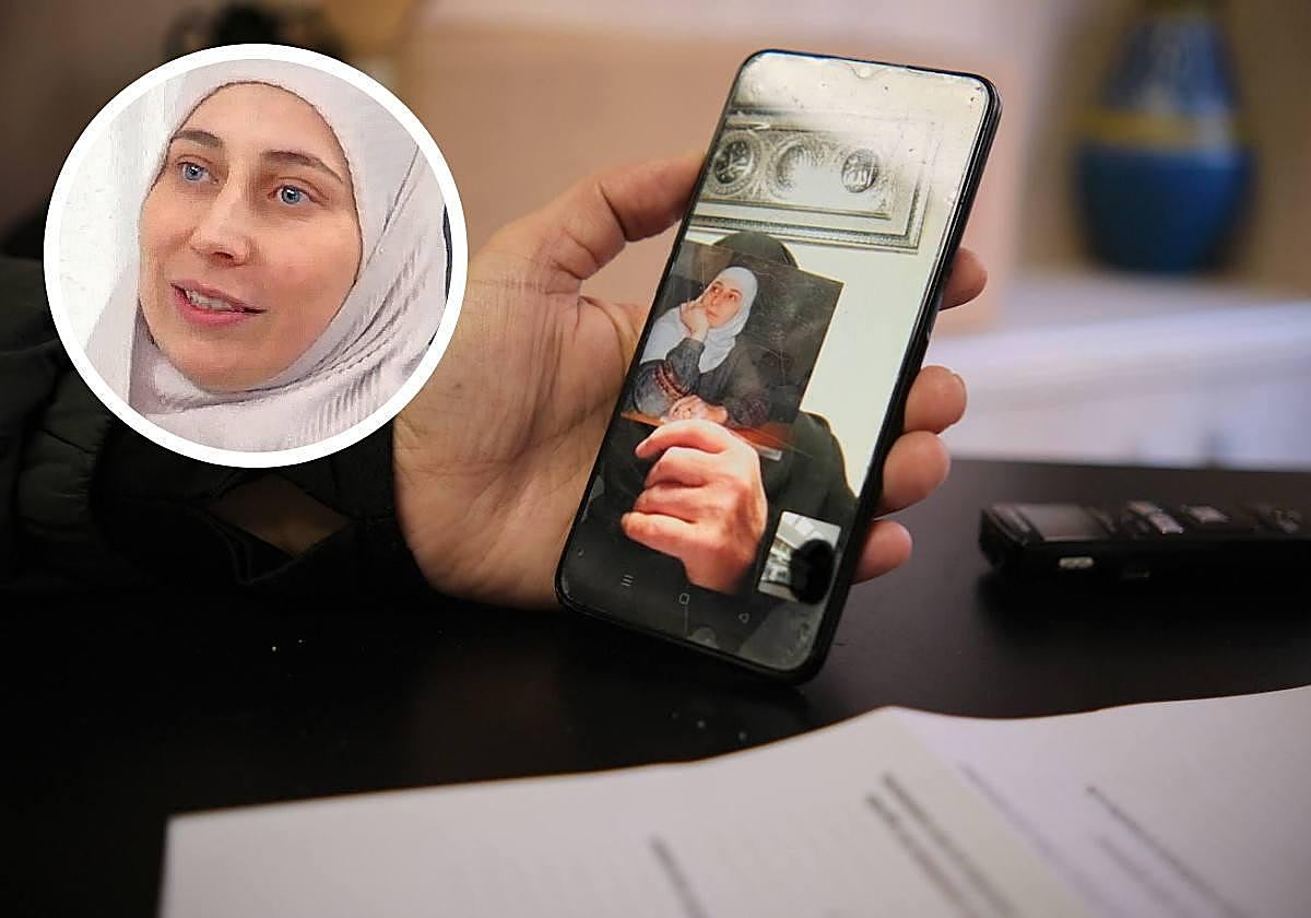 Rabia Talab, oculta tras una foto de su hija, durante una videollamada.
