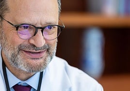 El doctor Luis Ángel González Fernández, gerente del Seris, en su despacho de la primera planta del Hospital San Pedro.