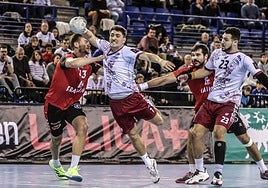 Álvaro Preciado lanza a portería en un partido contra el Granollers.