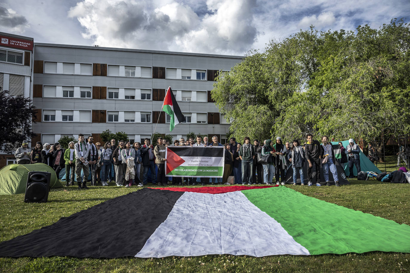 Primera mañana de acampada en la UR para apoyar a Palestina