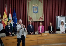 Alfredo Rodríguez interpreta el himno de Logroño al terminar la sesión plenaria.