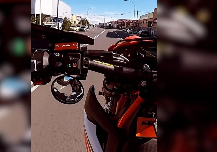 A toda velocidad y haciendo 'caballitos' por Logroño para subir los vídeos a Instagram