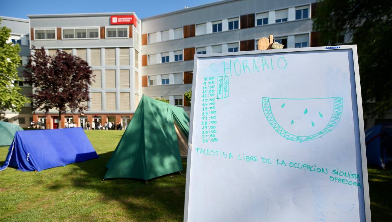 Primera mañana de acampada en la UR para apoyar a Palestina