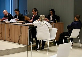 Los acusados, junto a abogados y fiscal, este viernes.