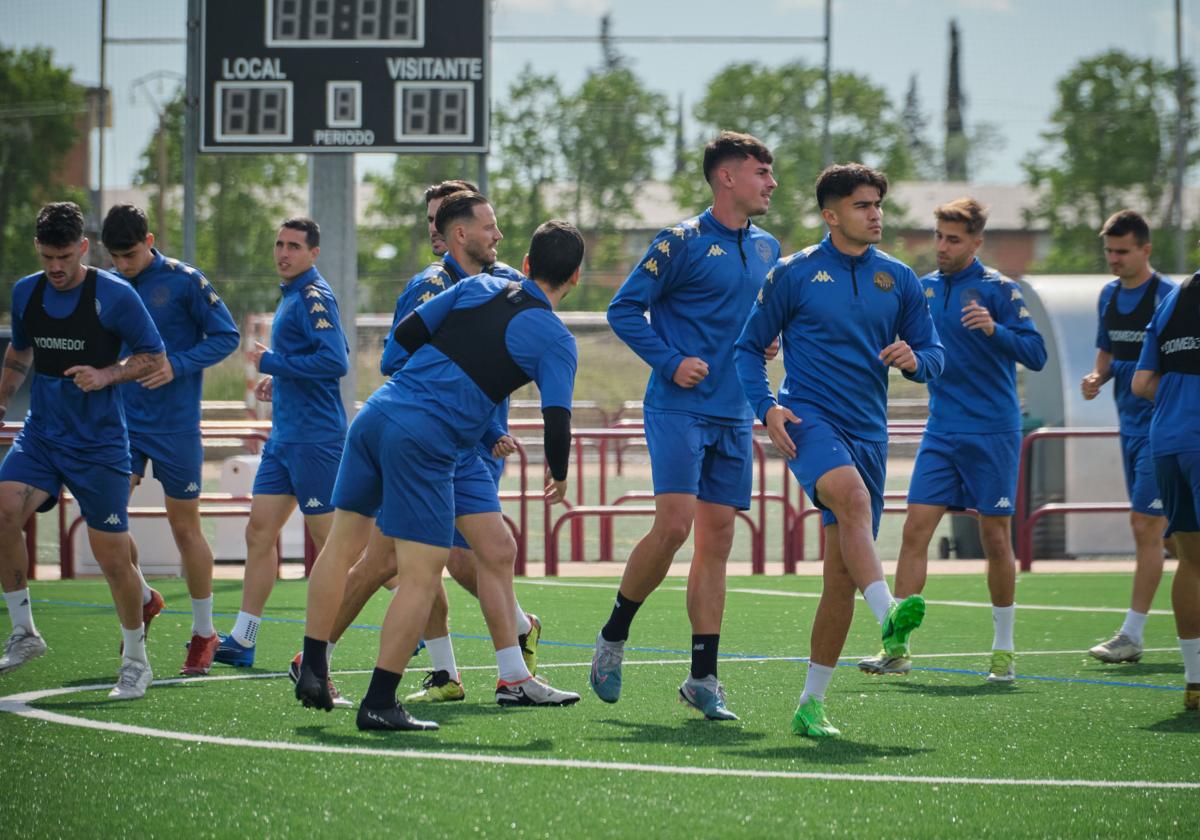 La plantilla de la SD Logroñés, durante un entrenamiento en Pradoviejo