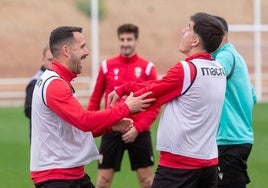 Goti y Seguin sonrien en un momento del entrenamiento de este miércoles en Valdegastea.