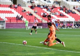 Escobar anota el primer gol del partido.