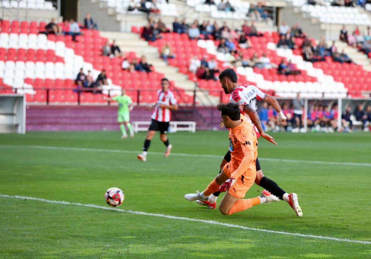 Escobar anota el primer gol del partido.