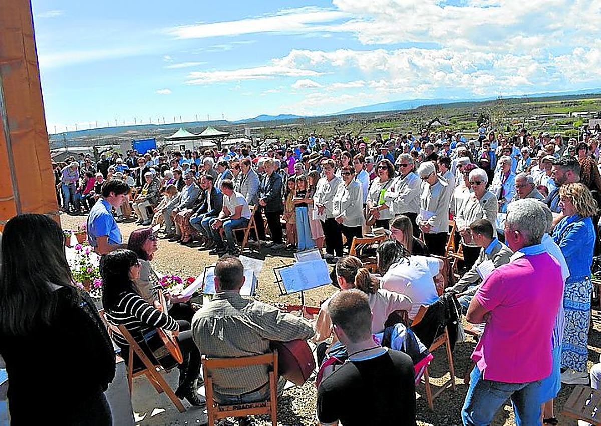 Imagen secundaria 1 - Traslado de la imagen de la parroquia hacia la ermita y público en la misa de campaña .