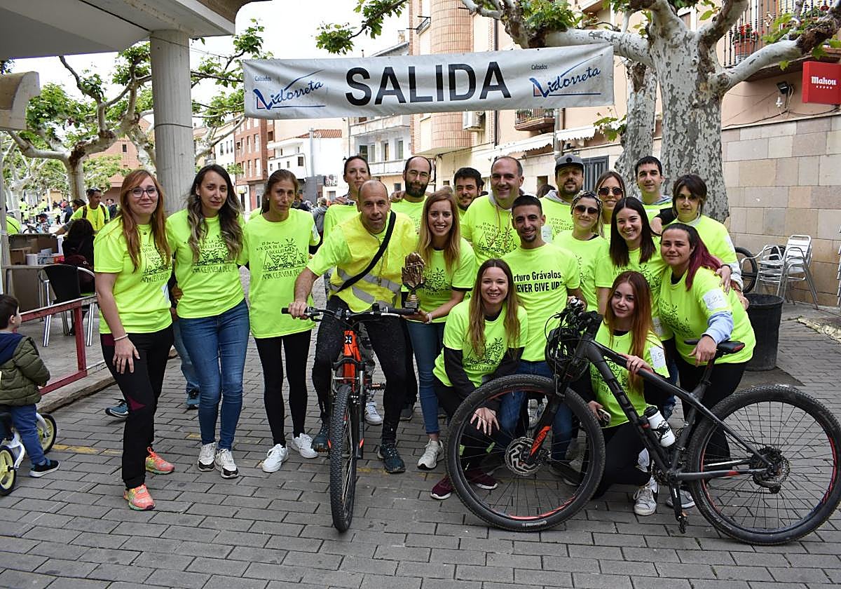 María recibió un trofeo en recuerdo de su hermano, el ciclista Arturo Grávalos, fallecido hace un año.
